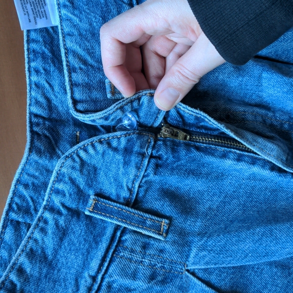 Levi's High Rise Mom Shorts - Picture 6 of 11